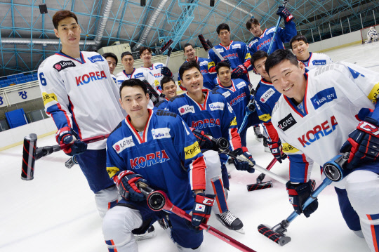 아이스하키 남자 국가대표팀 선수들이 태릉선수촌 실내빙상장에서 아이스하키 스틱을 닮은 'LG 코드제로 A9' 무선 청소기를 들고 기념촬영을 하고 있다.    LG전자 제공